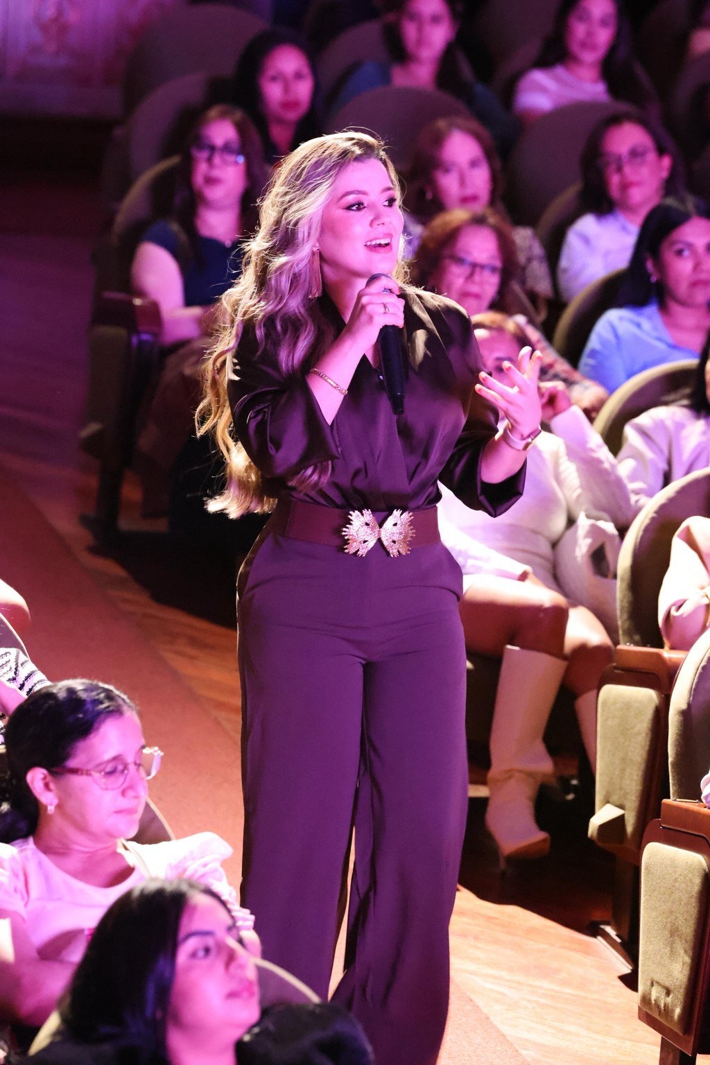 Mariajo Mafla compartiendo una charla cercana al público