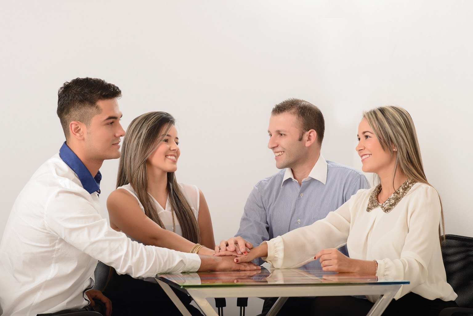 Equipo de personas reunidas trabajando colaborativamente